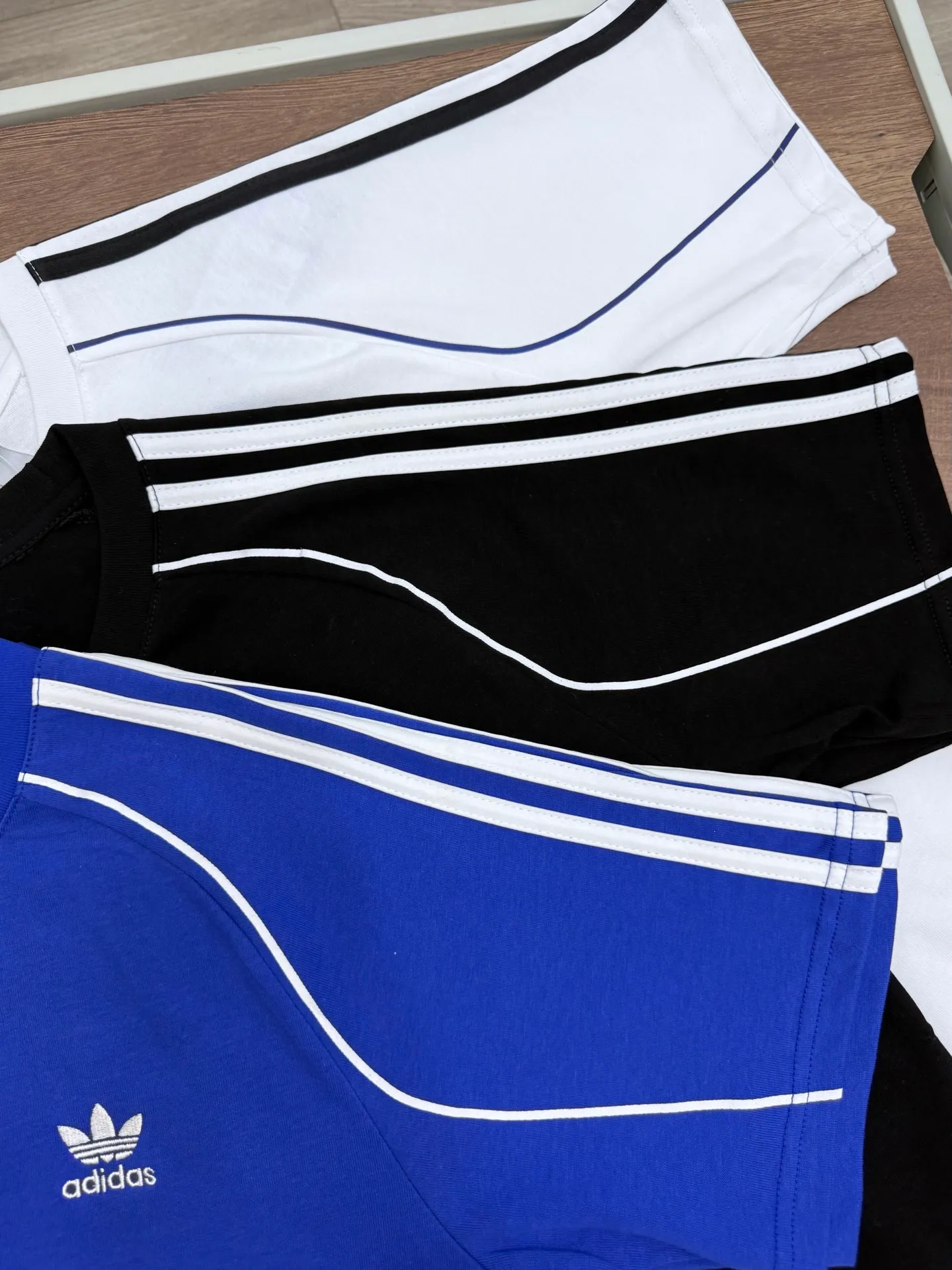 2026New Arrival Adidas clover motorcycle style logo print casual couple short-sleeved T-shirt unlocks the possibility of dual wear for sports and daily life! Simple and elegant without being ostentatious. Made of high-quality cotton, it is soft and skin-friendly, has no sense of restraint in daily wear, and can stay refreshing and breathable during exercise. The neat silhouette fits your body shape without being sloppy or bulky. It can be worn with ease whether paired with sweatpants for an energetic sports look or casual pants for a daily commuting look. Classic Adidas Quality blessing, washable and durable, it is a cost-effective choice for daily wear. Style number: A 223# Color: Black White Blue Size: S-XXL Length Bust Sleeve and shoulder length Recommended weight S 66 100 34 100-120 catties M 68 104 35 120-140 catties L 70 108 36 140-160 Jin XL 72 112 37 160-180 Jin XXL 74 116 38 180-200 Jin
